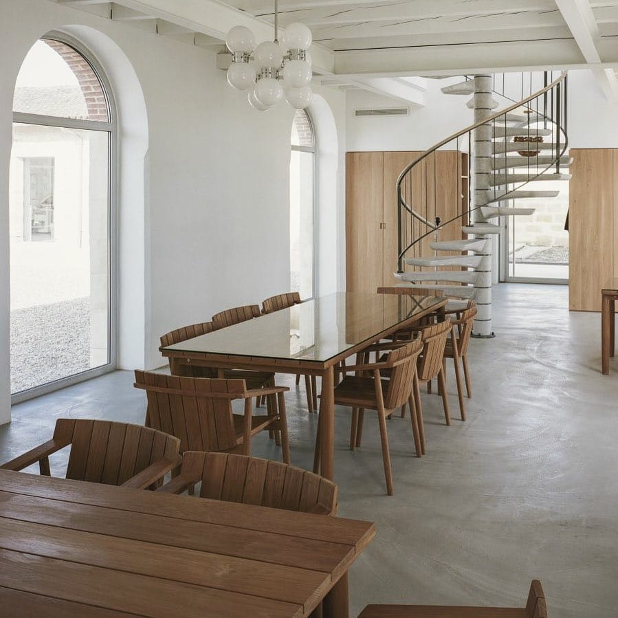 Volume intérieur, salle à manger sous voûte avec escalier en spirale.