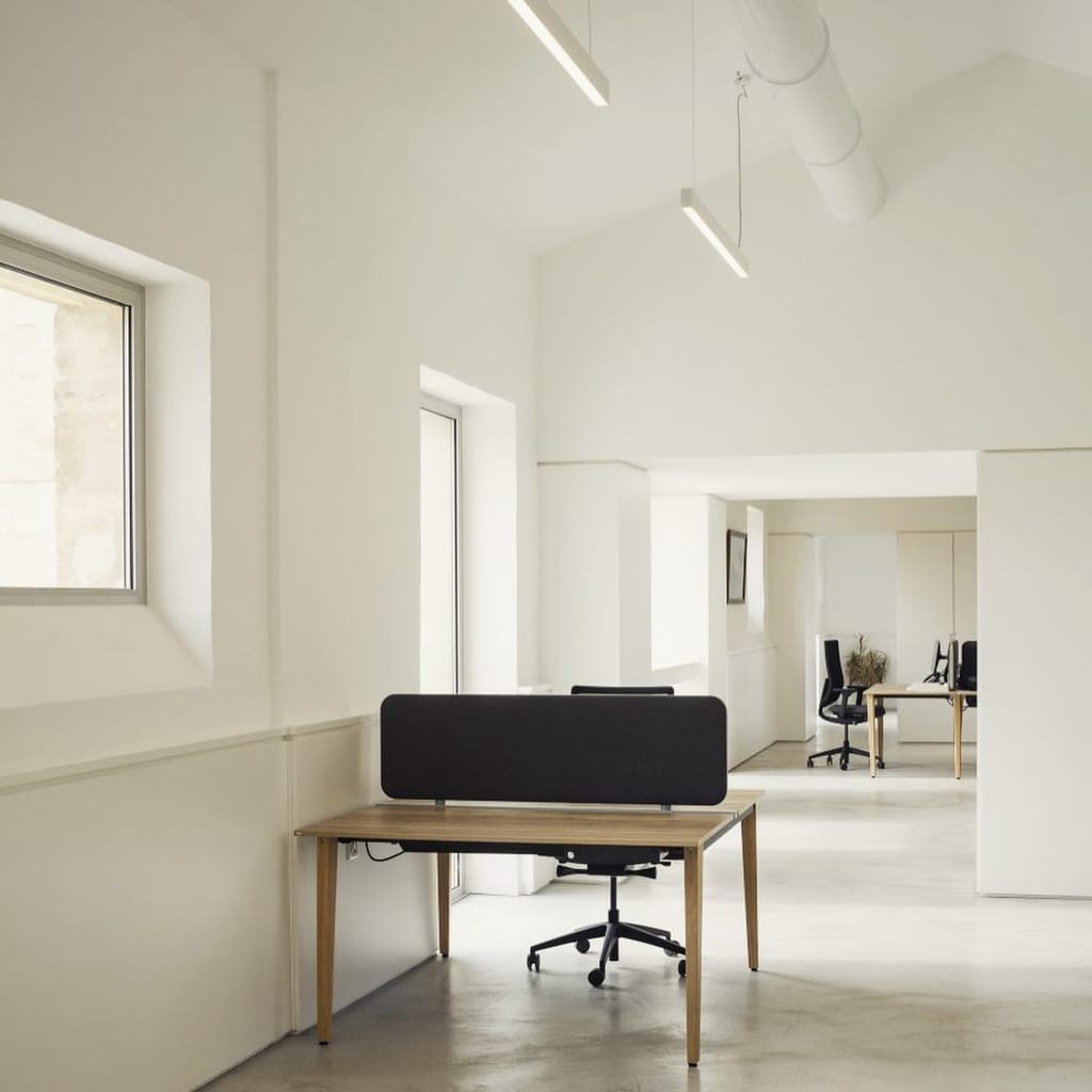 Bureau atelier, volume sous charpente, sol microciment.